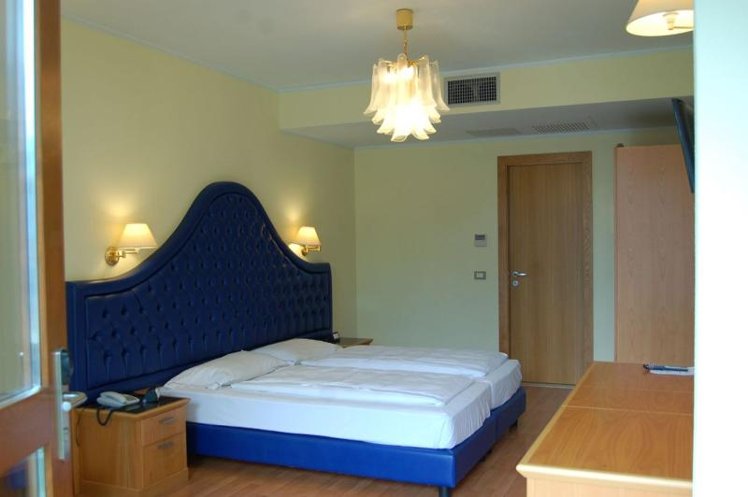 DOUBLE STANDARD Room