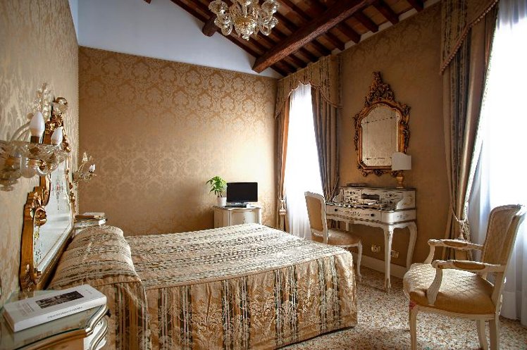 DOUBLE STANDARD Room