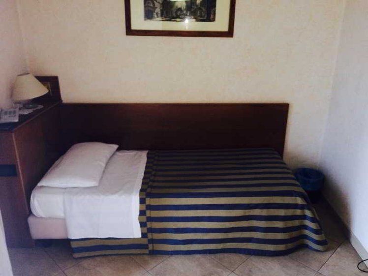 SINGLE STANDARD Room