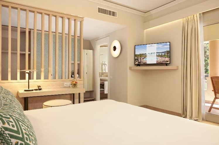DOUBLE SINGLE USE DELUXE KING BED Room