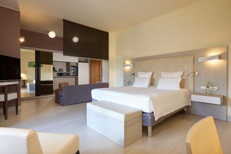 TRIPLE GARDEN VIEW Room