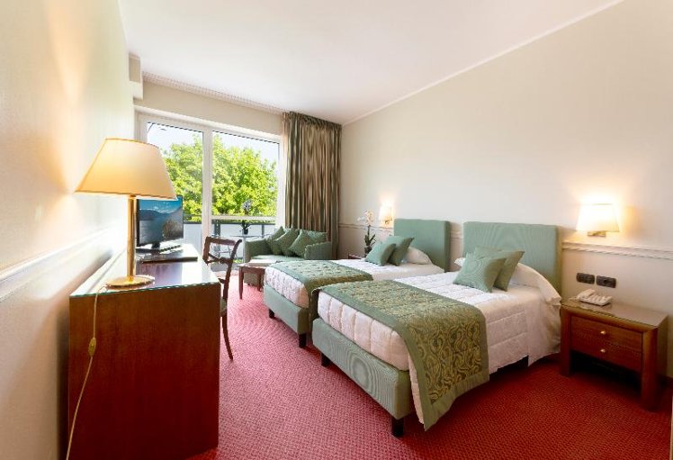 DOUBLE LAKE VIEW Room