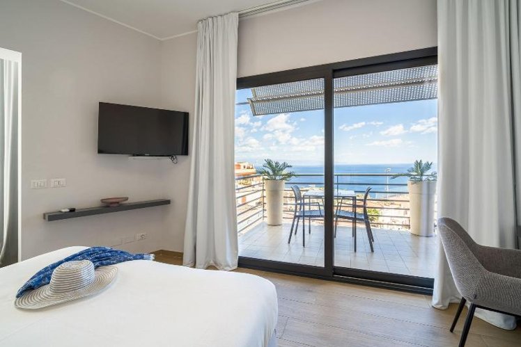DOUBLE DELUXE QUEEN BED Room