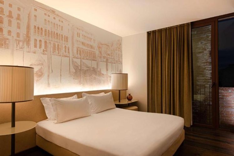 JUNIOR SUITE STANDARD Room