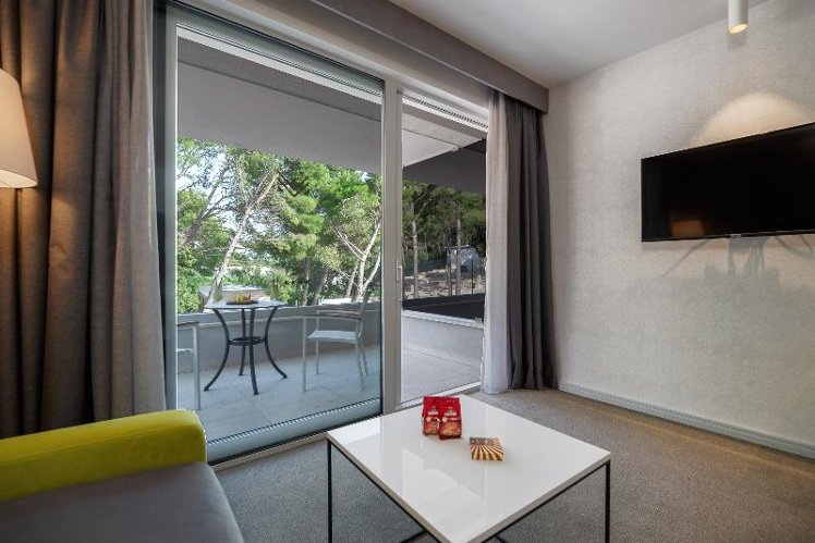DOUBLE DELUXE ONE BED Room