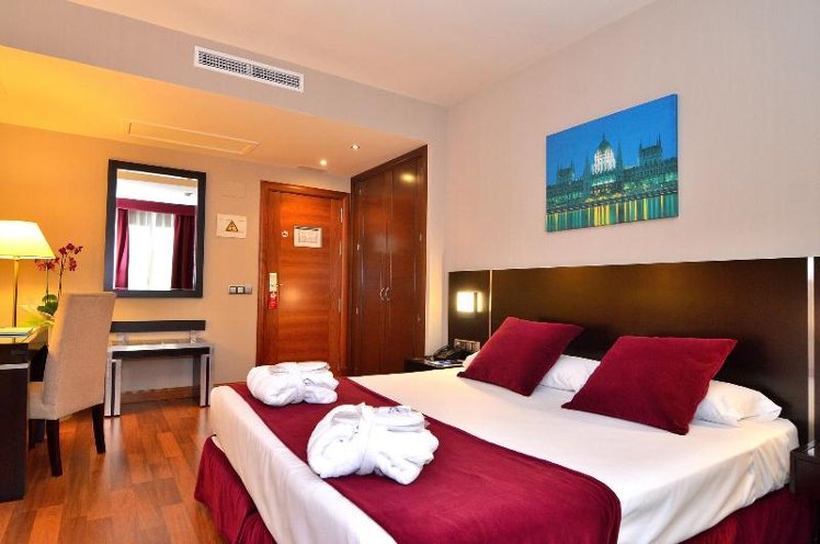 DOUBLE TWO BEDS Room
