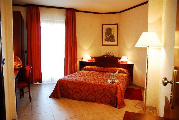 TRIPLE STANDARD Room