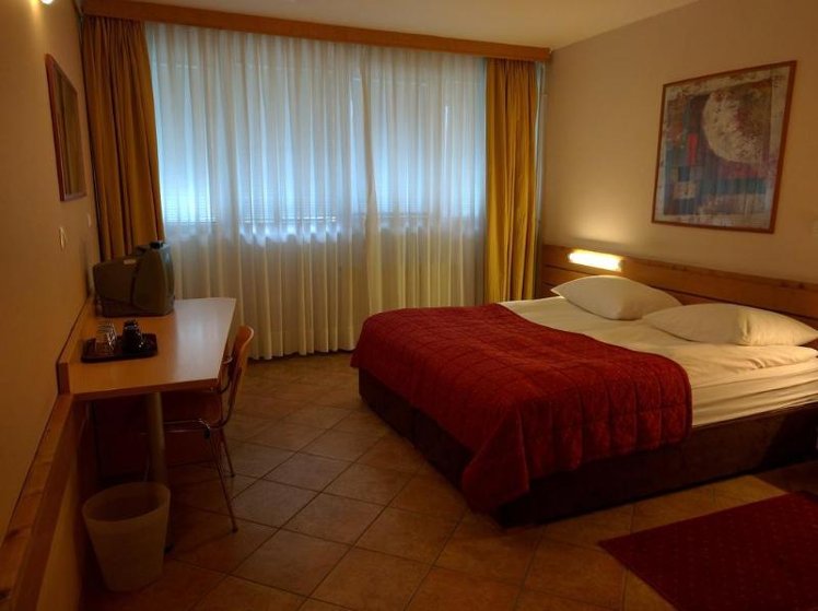 TRIPLE STANDARD Room