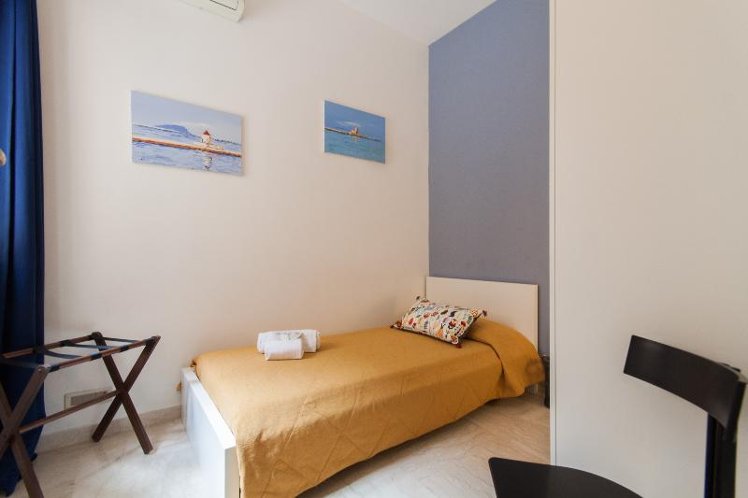SINGLE WITH SHARED BATHROOM Room