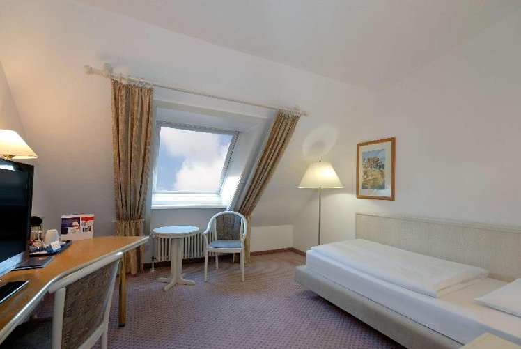 SINGLE STANDARD Room