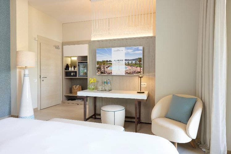 TRIPLE DELUXE KING BED Room