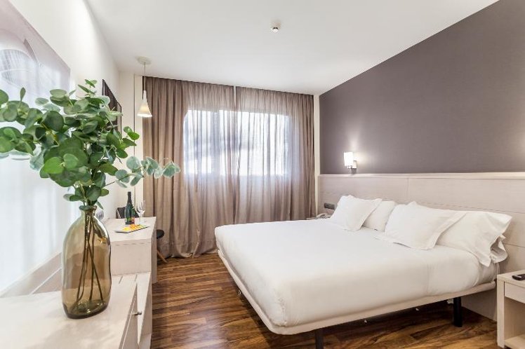 DOUBLE SINGLE USE QUEEN SIZE BED Room