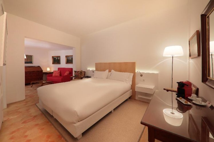 JUNIOR SUITE STANDARD Room