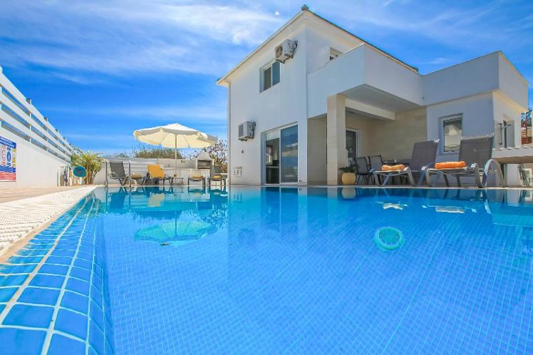 VILLA THREE BEDROOMS WITH PRIVATE POOL Room