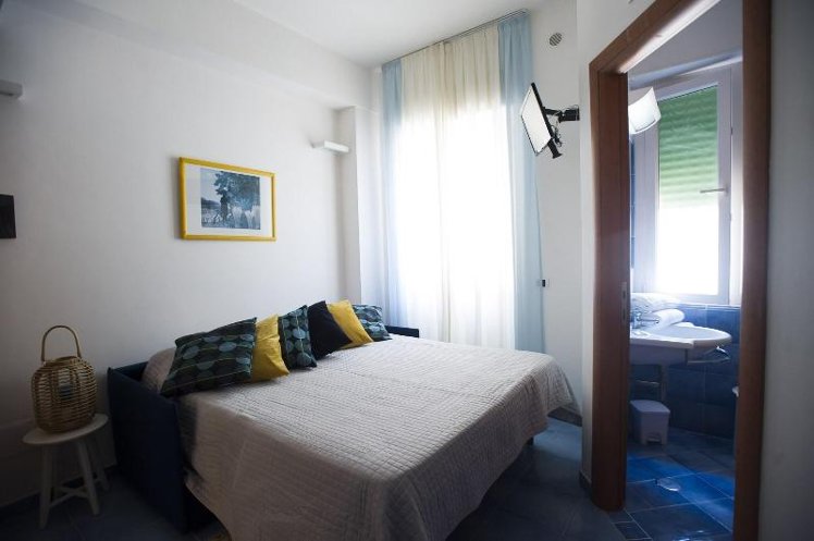 STUDIO QUEEN SIZE BED Room