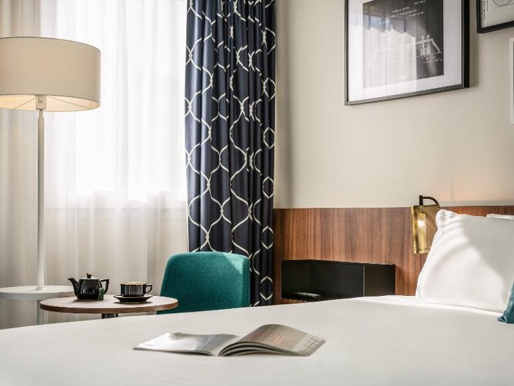 DOUBLE QUEEN SIZE BED Room