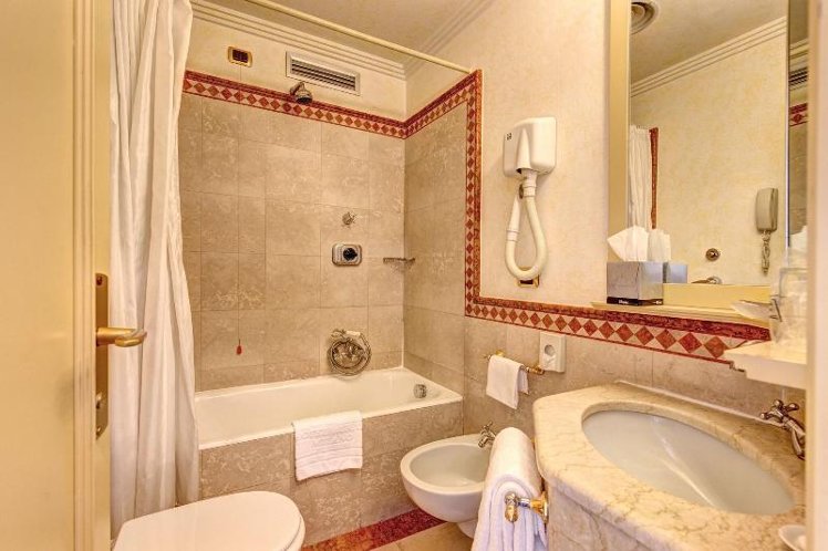 TRIPLE STANDARD Room