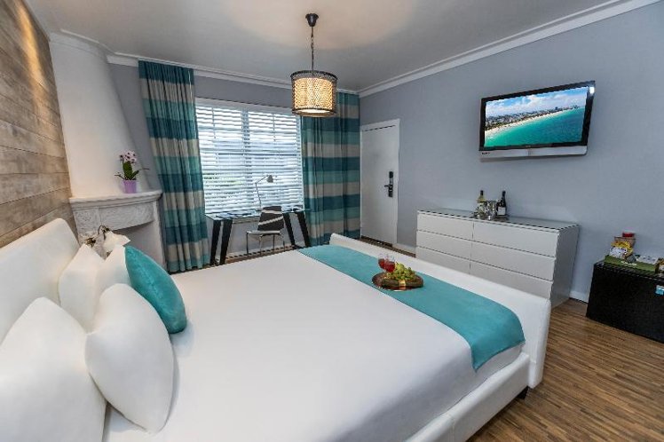 JUNIOR SUITE QUEEN SIZE BED Room