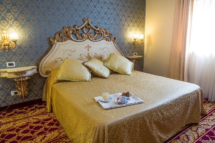 JUNIOR SUITE STANDARD Room