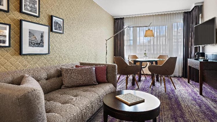 SUITE KING SIZE BED Room
