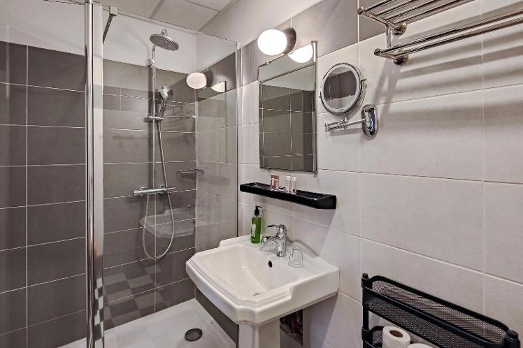 DOUBLE SUPERIOR QUEEN BED Room