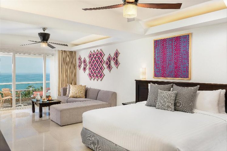 JUNIOR SUITE CLUB KING BED Room
