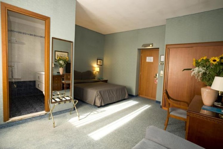 TRIPLE STANDARD Room