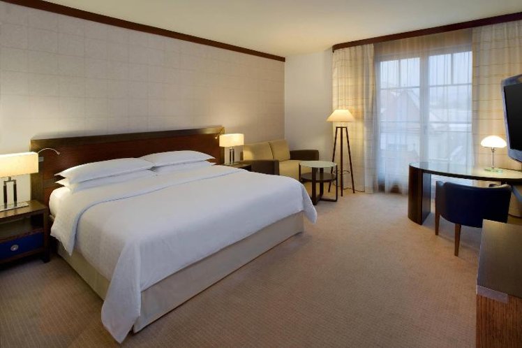 FAMILY ROOM KING SIZE BED Room