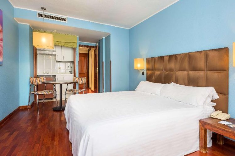 DOUBLE QUEEN SIZE BED Room