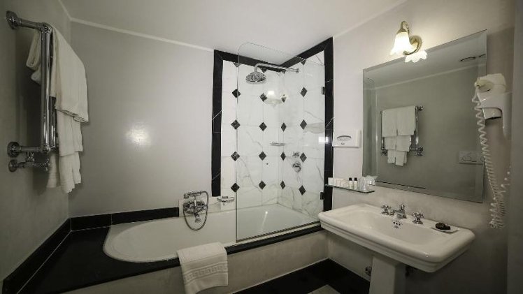 DOUBLE QUEEN SIZE BED Room