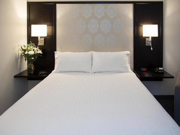 DOUBLE DELUXE QUEEN BED Room