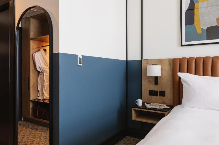 DOUBLE QUEEN SIZE BED Room