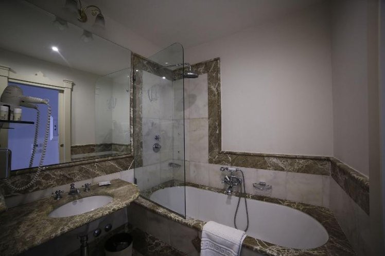 DOUBLE SUPERIOR QUEEN BED Room