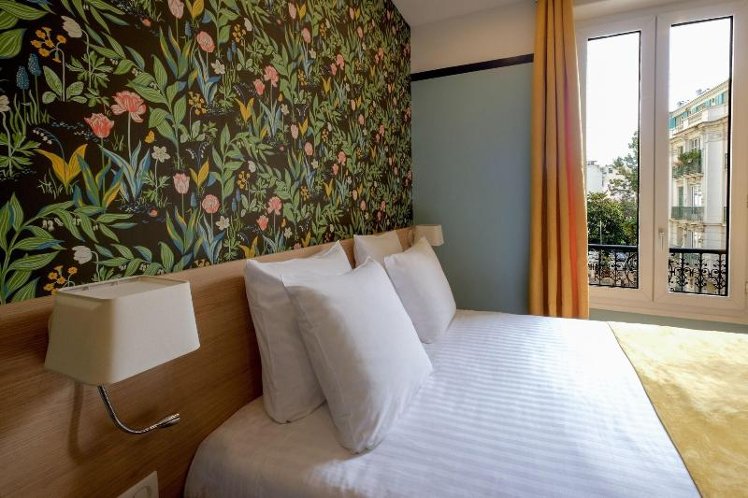DOUBLE SUPERIOR QUEEN BED Room