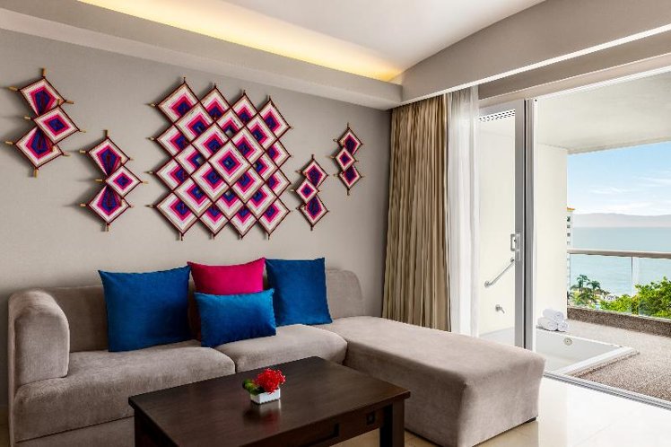 JUNIOR SUITE CLUB KING BED Room