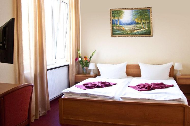 DOUBLE QUEEN SIZE BED Room