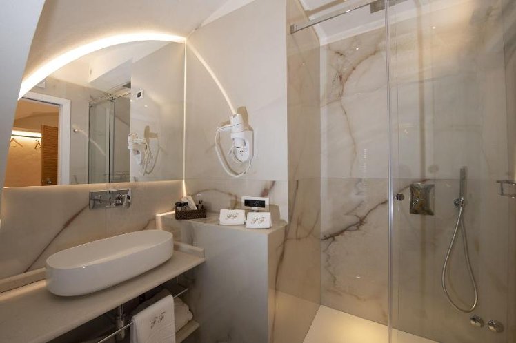 TRIPLE DELUXE CITY VIEW Room