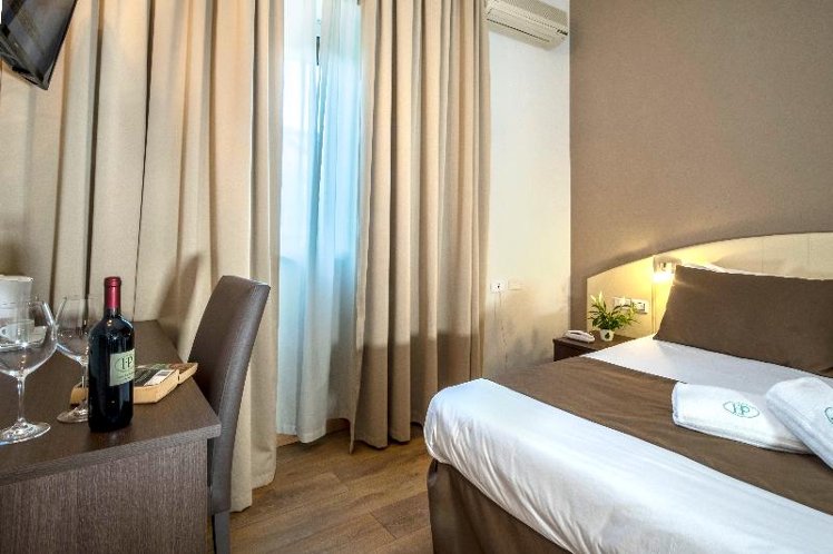 TRIPLE STANDARD Room