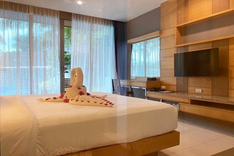 DOUBLE POOL VIEW Room