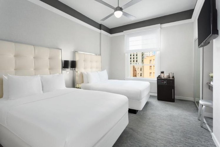 DOUBLE PREMIUM QUEEN BED Room