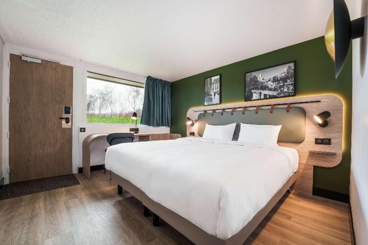 DOUBLE QUEEN SIZE BED Room