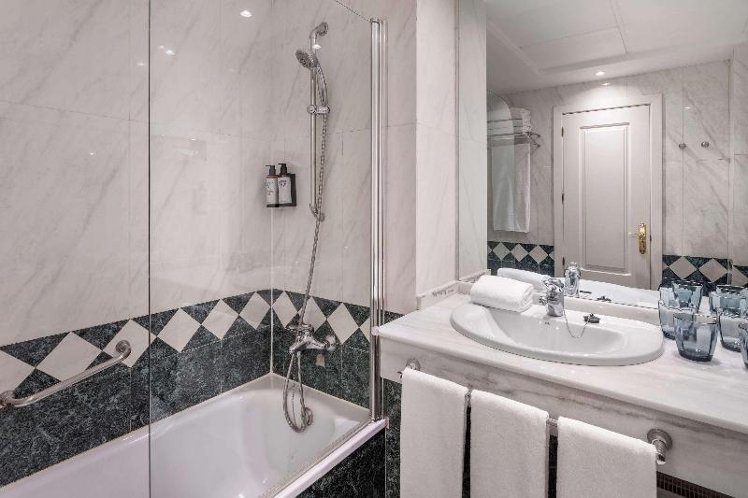 TRIPLE STANDARD Room