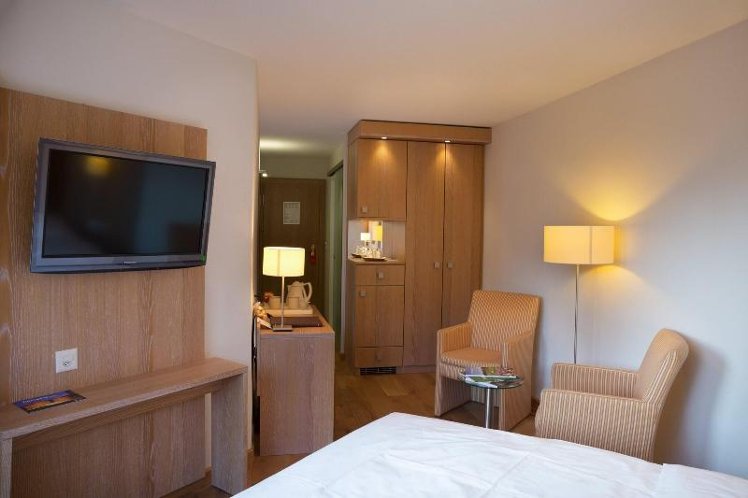 DOUBLE QUEEN SIZE BED Room