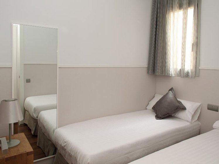 APARTMENT CAPACITY 7 THREE BEDROOMS Room
