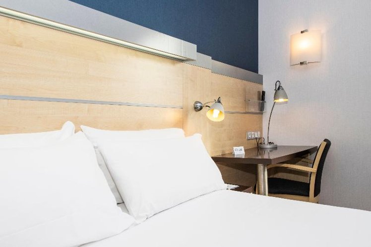 DOUBLE QUEEN SIZE BED Room