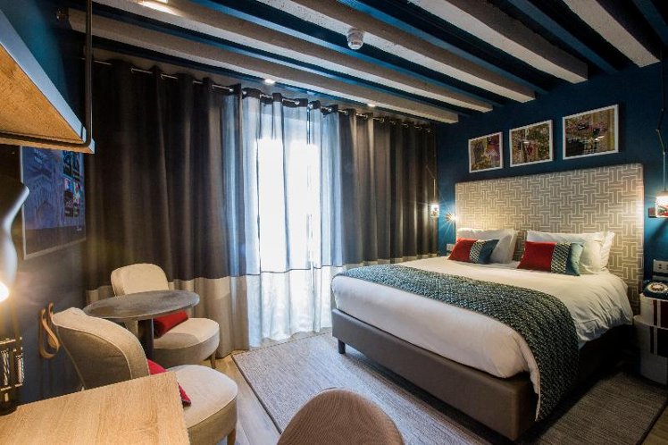 DOUBLE QUEEN SIZE BED Room