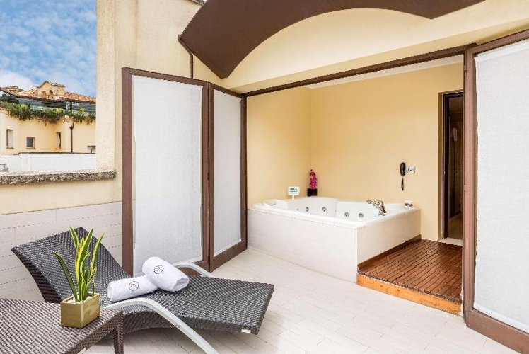 SUITE WITH JACUZZI Room