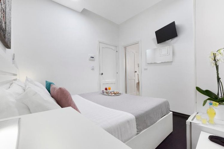 Double or Twin WITH DOUBLE BED Room