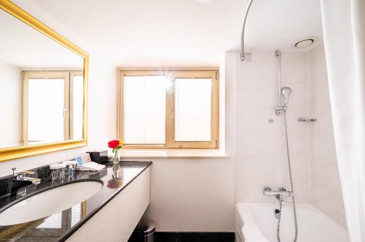JUNIOR SUITE CITY VIEW KING BED Room