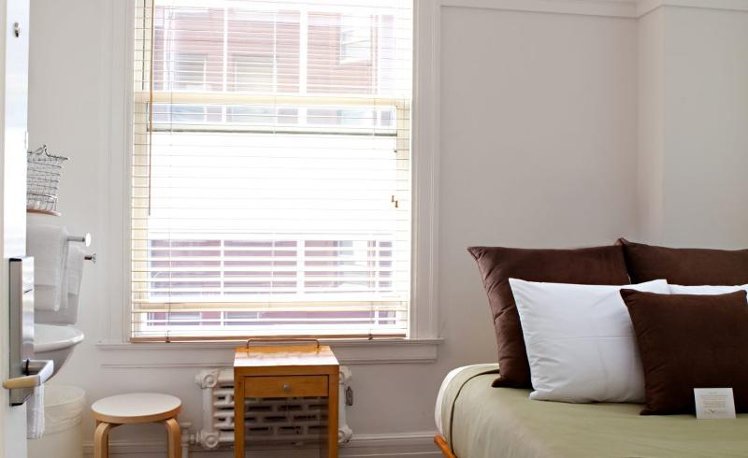SINGLE WITH SHARED BATHROOM Room